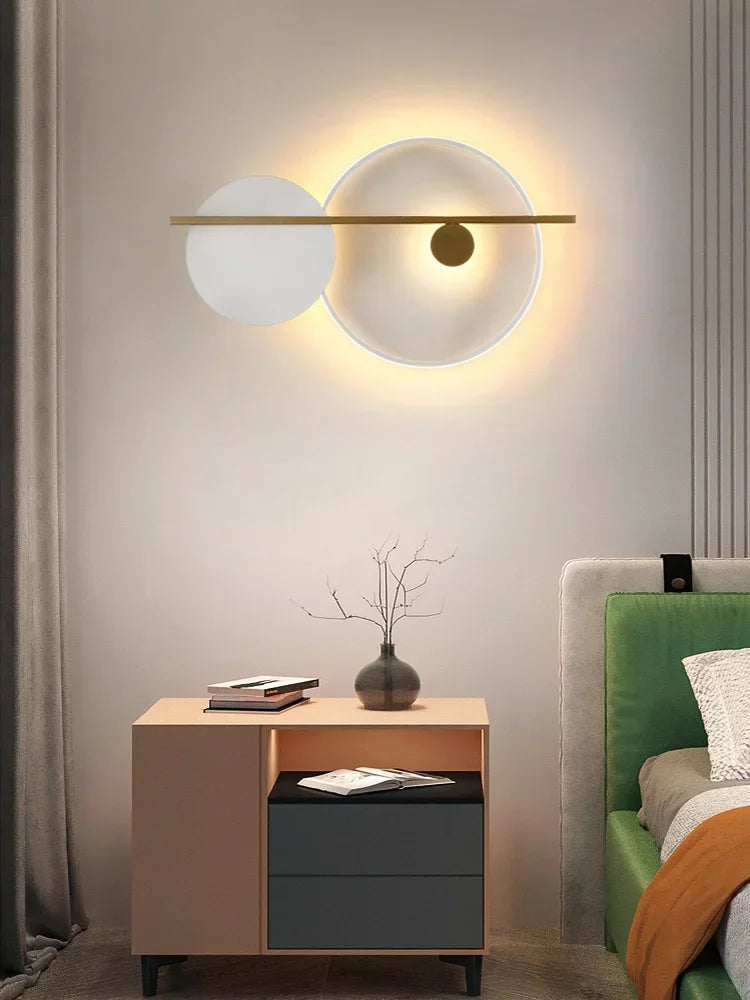 Lampe de chevet design avec abat-jour vert dans un salon contemporain