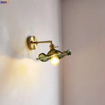 Installation de l'applique murale verte dans une chambre moderne