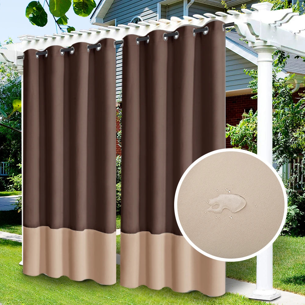Vue alternative des rideaux extérieurs marron et beige suspendus sous une pergola, en tissu imperméable.