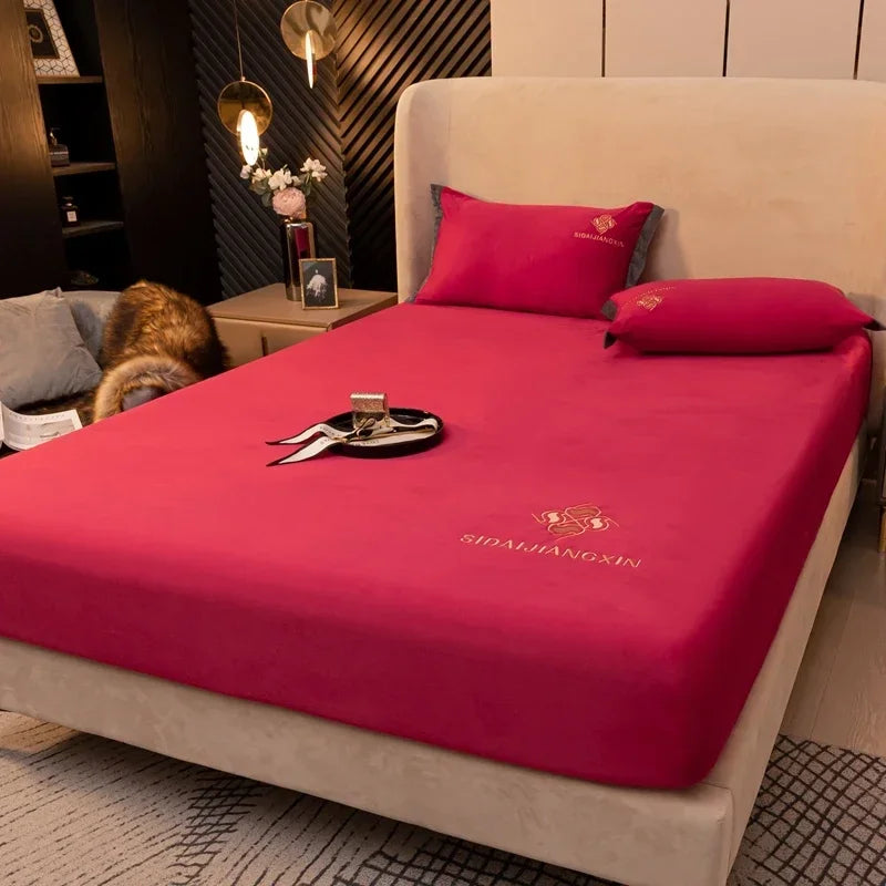 Drap-housse en flanelle velours épais couleur violette dans une chambre décorée