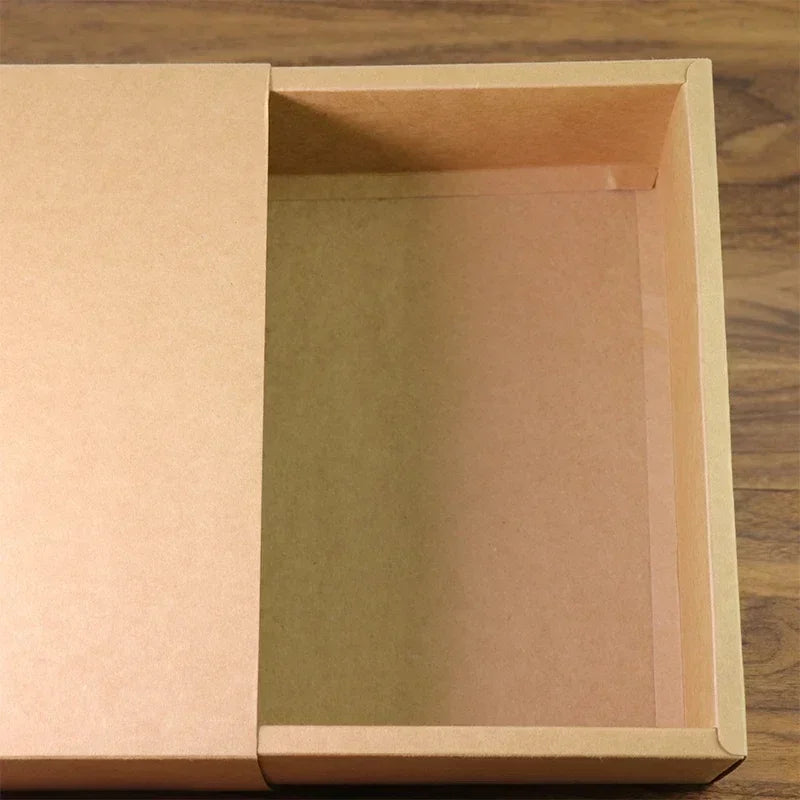 Boîtes noires de différentes tailles empilées