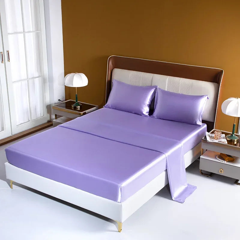Parure de lit en satin beige dans une chambre décorée avec élégance