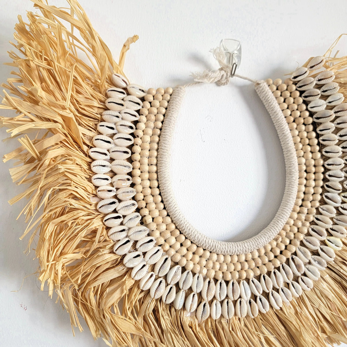 Détail du tressage raphia et perles en bois