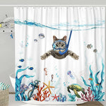 Rideau de douche humoristique représentant un chat nageant sous l'eau avec un masque de plongée et un tuba bleu. Le félin semble flotter dans un décor sous-marin coloré, entouré de poissons tropicaux, d'un poulpe, d'une tortue marine, d'hippocampes et de coraux. Des bulles remontent à la surface, donnant une impression de plongée immersive et décalée. L’arrière-plan blanc met en valeur les illustrations détaillées et apporte une touche fun et originale à la salle de bain.