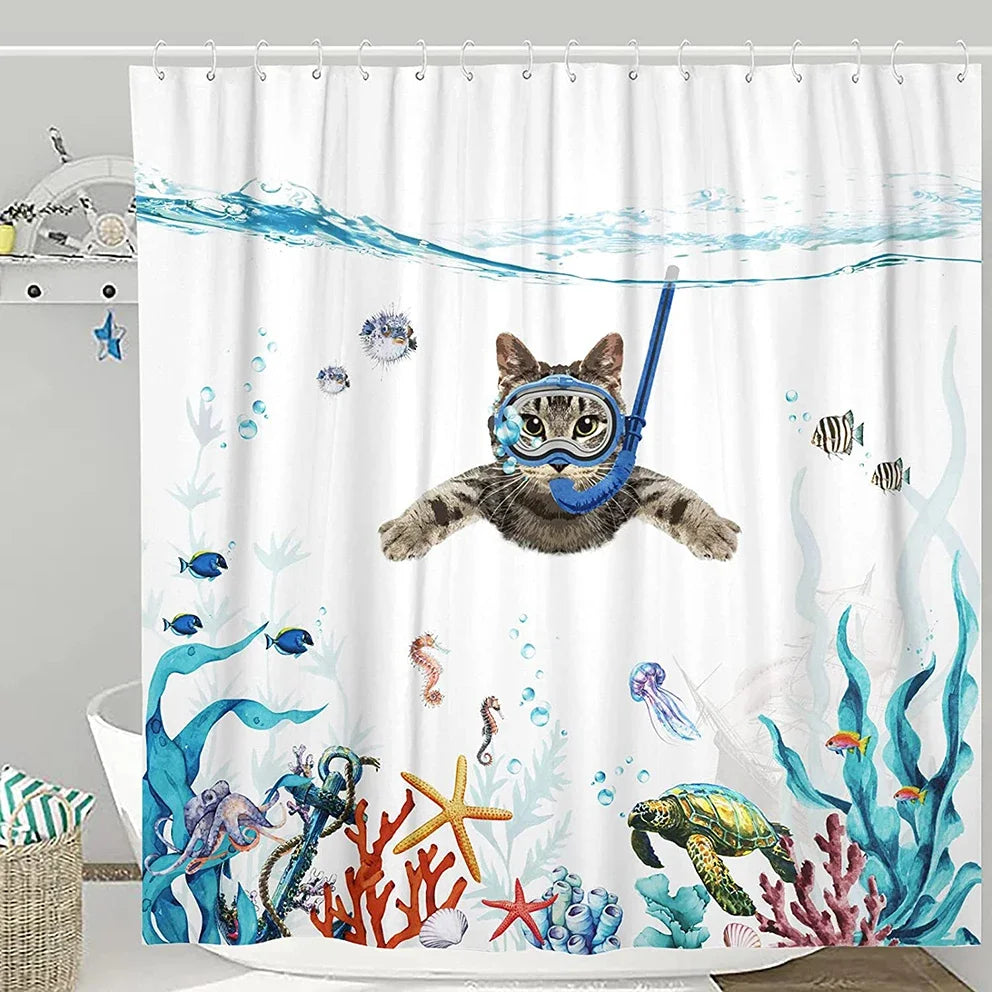 Rideau de douche humoristique représentant un chat nageant sous l'eau avec un masque de plongée et un tuba bleu. Le félin semble flotter dans un décor sous-marin coloré, entouré de poissons tropicaux, d'un poulpe, d'une tortue marine, d'hippocampes et de coraux. Des bulles remontent à la surface, donnant une impression de plongée immersive et décalée. L’arrière-plan blanc met en valeur les illustrations détaillées et apporte une touche fun et originale à la salle de bain.