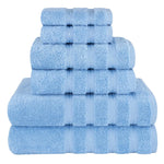 Serviettes de bain pliées avec accessoires de salle de bain pour décoration intérieure