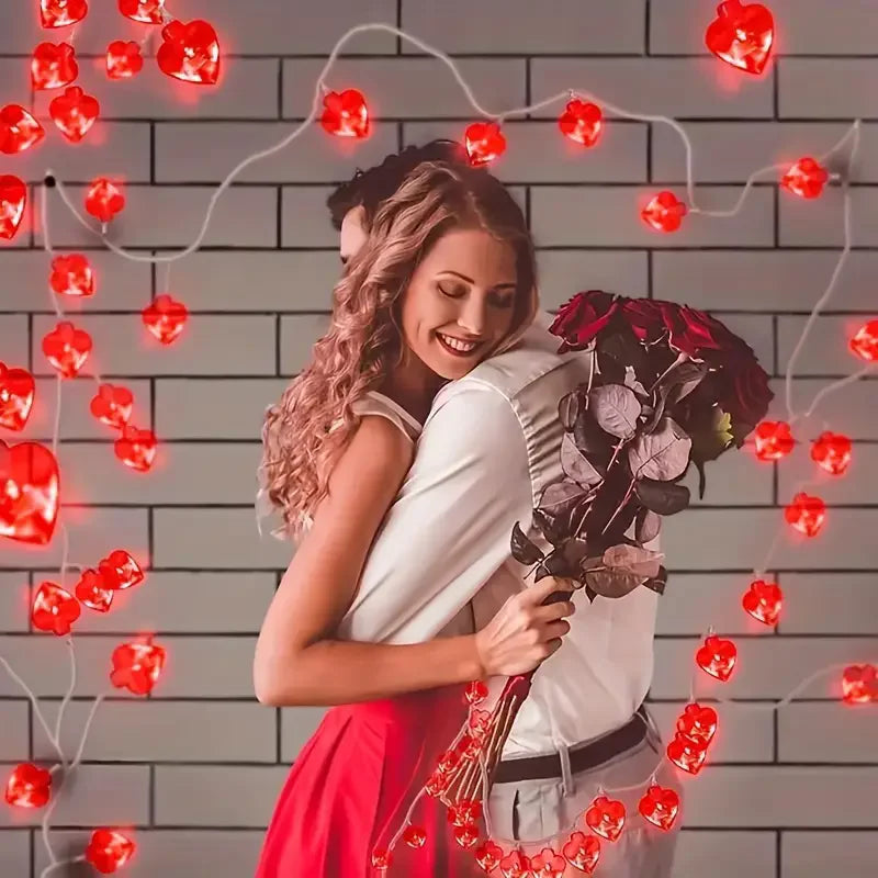 Guirlande LED cœur rouge décorant une chambre pour Saint-Valentin