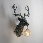 Détail du design cerf sur l'applique murale en résine