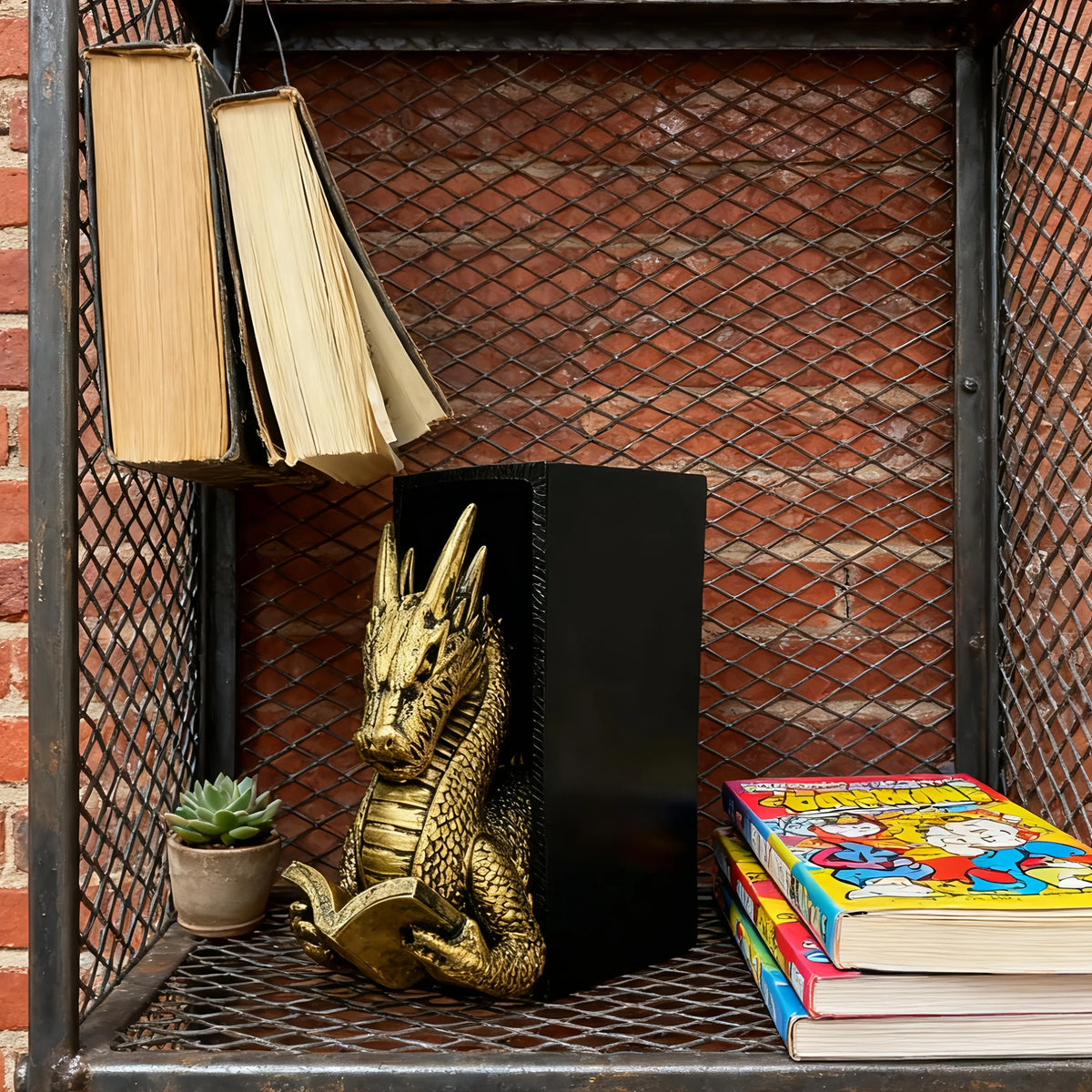 Serre-livres Dragon utilisé comme ornement sur une étagère de bibliothèque