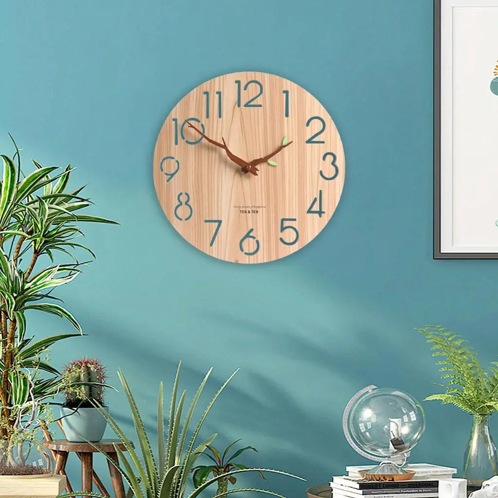 Horloge murale en bois vue de face