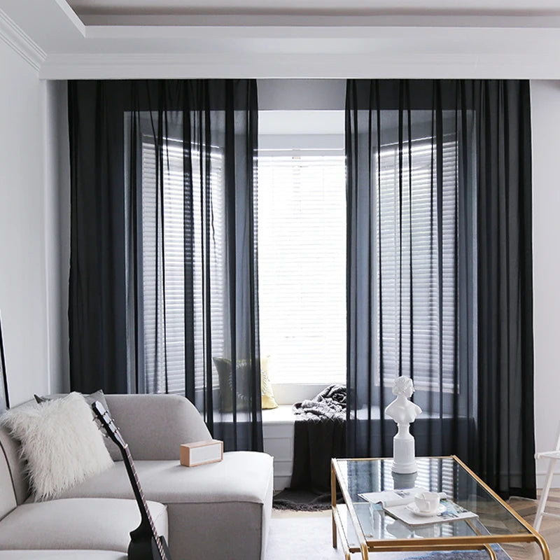 Rideau noir organza dans une chambre à coucher moderne