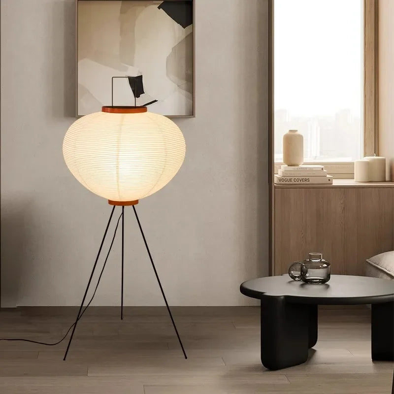 Lampadaire japonais dans un salon moderne