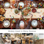 Une table de fête joliment dressée avec une abondance de plats et de décorations d'automne, permettant de l'utiliser dans de nombreuses scènes comme le salon, la salle à manger, le patio ou la chambre.