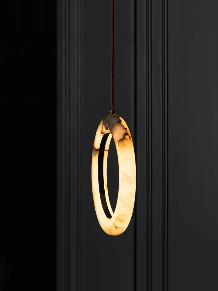 Suspension LED cercle marbre blanc veiné couloir