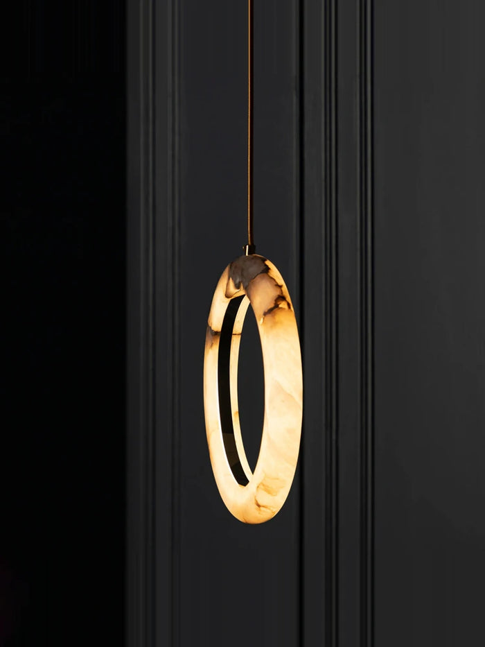 Suspension LED cercle marbre blanc veiné couloir