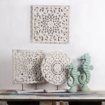 Décor mural en bois sculpté floral blanc vu de face