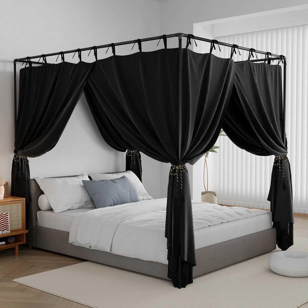 Rideau de lit baldaquin noir étanche à la lumière dans une chambre adulte