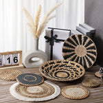 Une belle collection de paniers décoratifs et d'accessoires en rotin, offrant une touche chaleureuse et naturelle à l'espace.