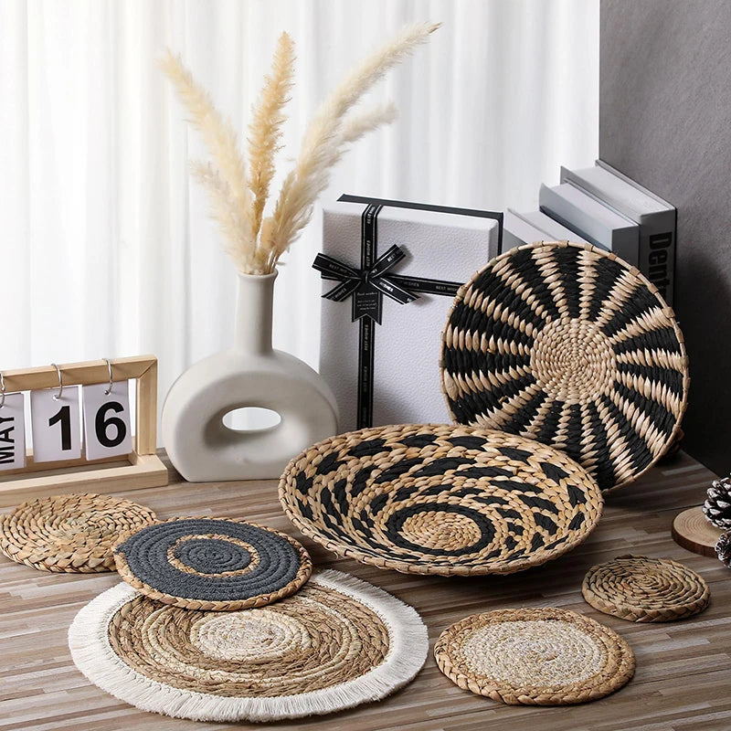 Une belle collection de paniers décoratifs et d'accessoires en rotin, offrant une touche chaleureuse et naturelle à l'espace.