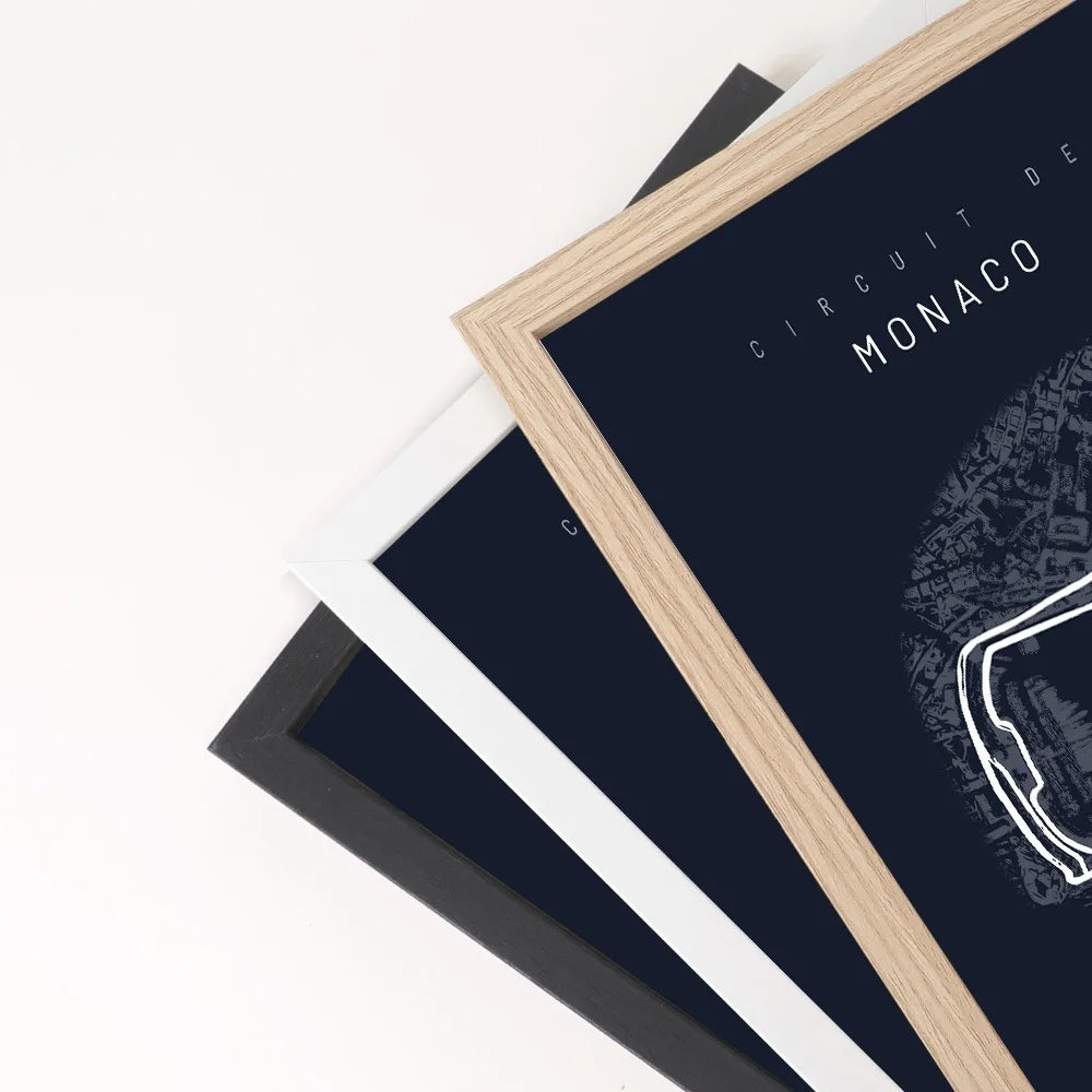 Cadre photo F1 noir posé sur table en bois dans un salon moderne