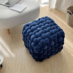 Tabouret cube nuage tricoté extra épais en noir dans un salon moderne