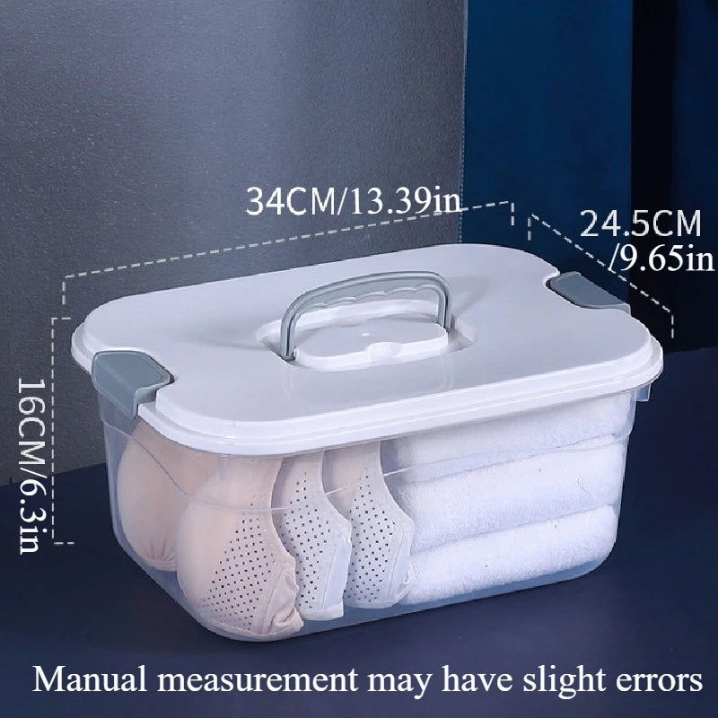 Boîte de rangement transparente avec vêtements pliés à l'intérieur