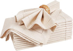 Serviettes de table en lin beige avec anneaux en rotin, avec un design chic et élégant, parfait pour une table de fête.