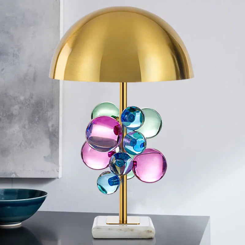 Vue de côté de la lampe champignon doré sur une table de chevet