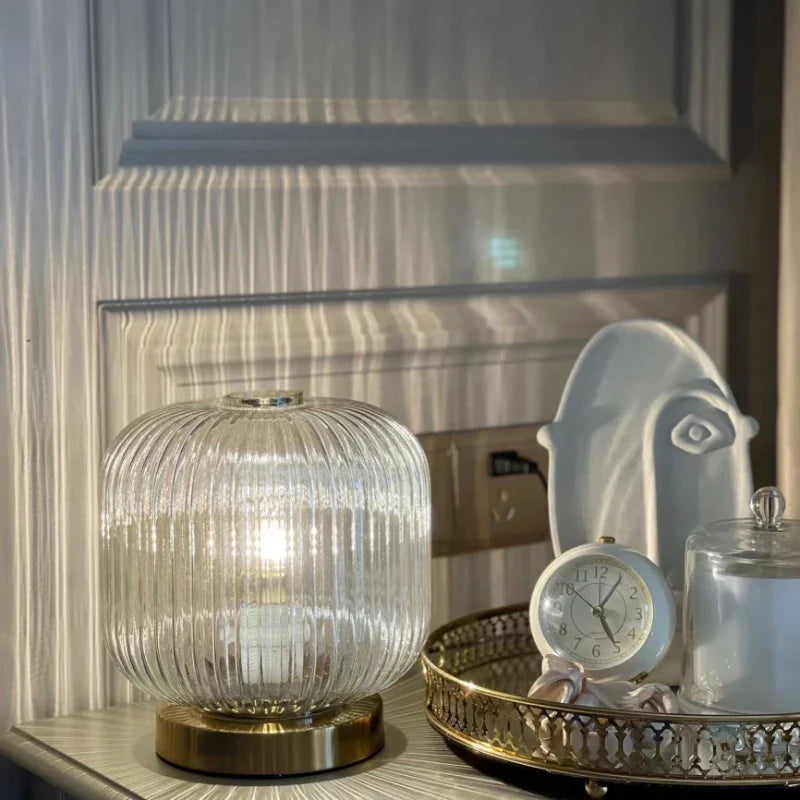 Lampe de chevet en verre avec abat-jour ambre dans un salon contemporain