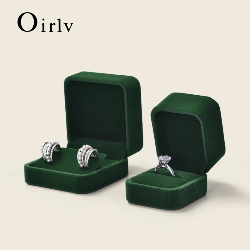Différentes tailles de boîtes à bijoux en velours vert côte à côte