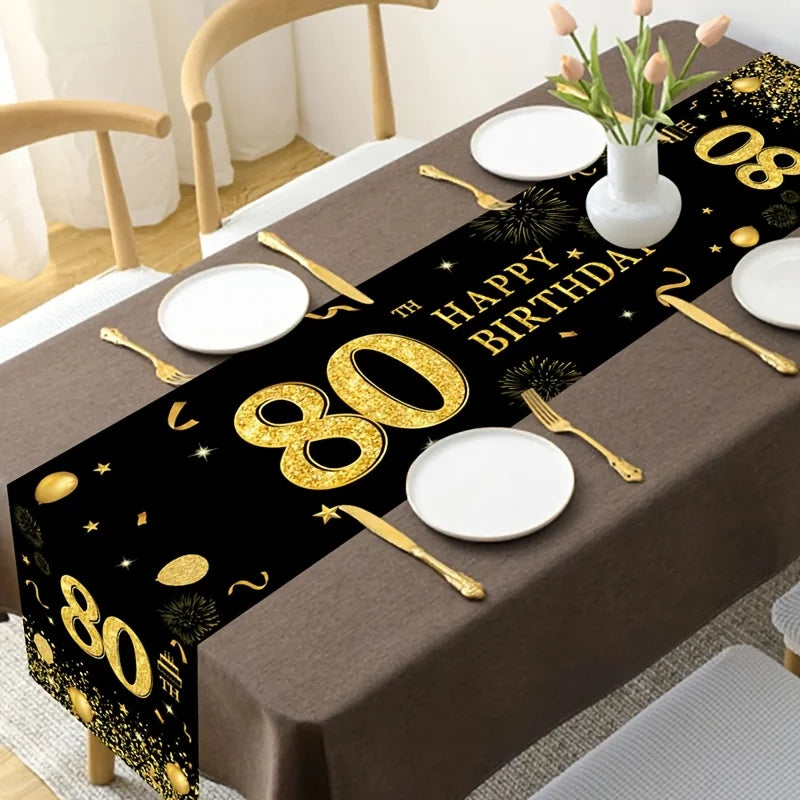 Détail du motif dessin animé sur drapeau de table noir et or