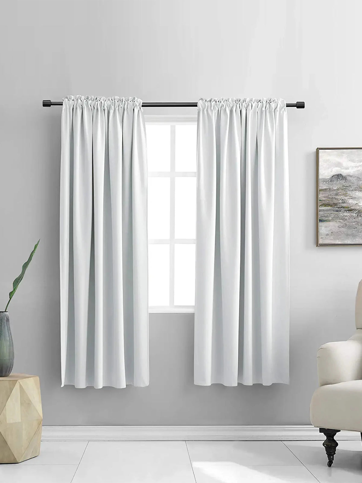 Élégants rideaux argentés comme traitement de fenêtre, apportant une touche de luminosité et de raffinement à la décoration intérieure. Image parfaite pour illustrer des idées de décoration avec des rideaux couleur argent.