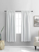 Élégants rideaux argentés comme traitement de fenêtre, apportant une touche de luminosité et de raffinement à la décoration intérieure. Image parfaite pour illustrer des idées de décoration avec des rideaux couleur argent.