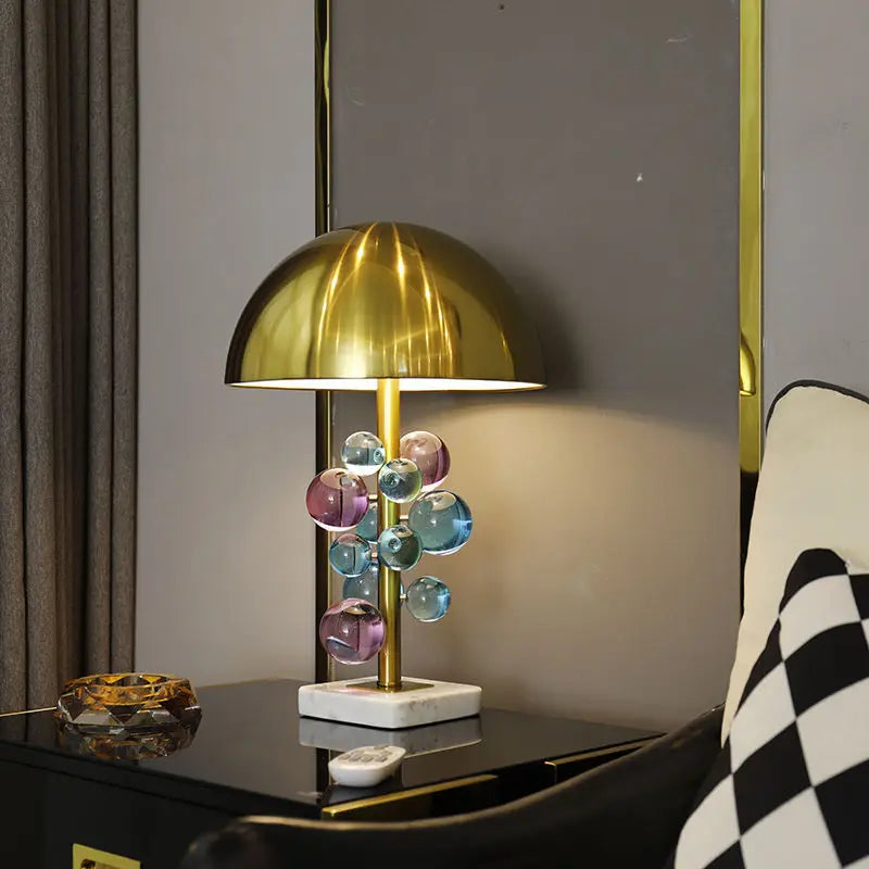 Détail de la boule de cristal multicolore de la lampe champignon