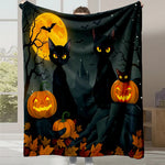 Une nuit d'Halloween pleine de mystère avec des chats noirs, des citrouilles illuminées et une lune brillante dans le ciel sombre.