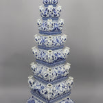 Un superbe vase orné de motifs floraux bleus et blancs complexes, dégageant une élégance classique et une finesse artisanale.