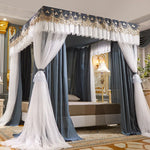 Cette magnifique chambre à coucher est dotée d'un luxueux lit à baldaquin aux rideaux gris et blancs ornés de motifs décoratifs élégants, créant une atmosphère somptueuse et confortable.