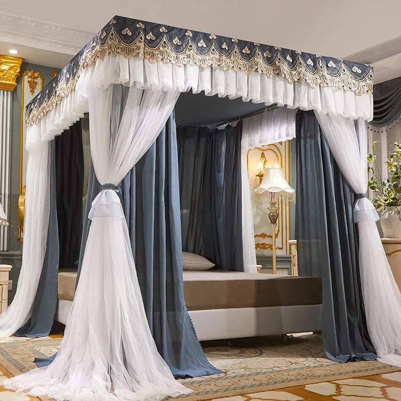 Cette magnifique chambre à coucher est dotée d'un luxueux lit à baldaquin aux rideaux gris et blancs ornés de motifs décoratifs élégants, créant une atmosphère somptueuse et confortable.