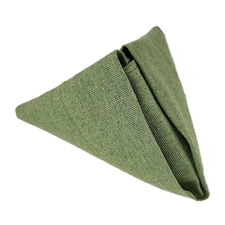 Coussin vert olive en tissu texturé, de forme triangulaire et à l'aspect moelleux.