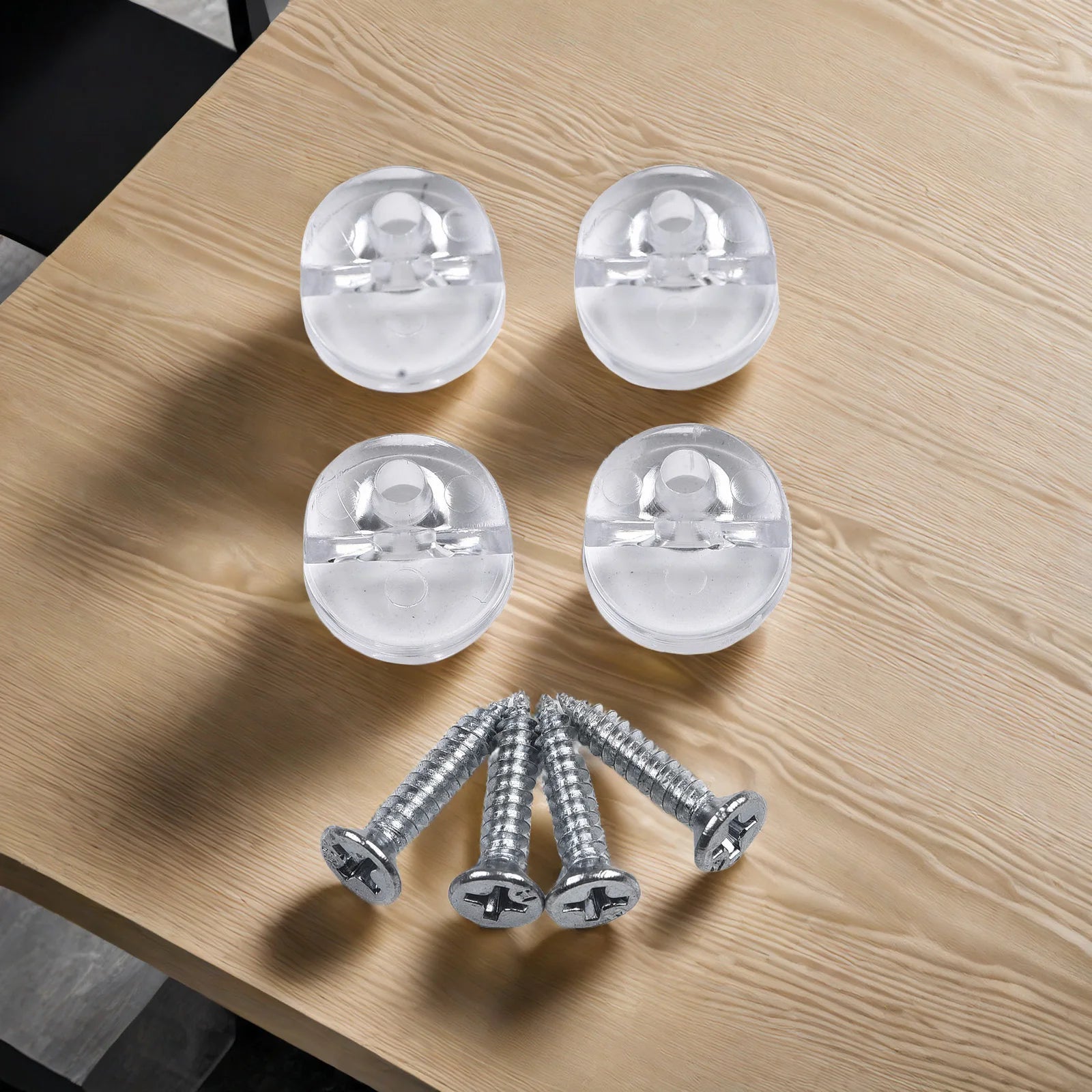 Miroir accroché avec les clips sans cadre dans un salon