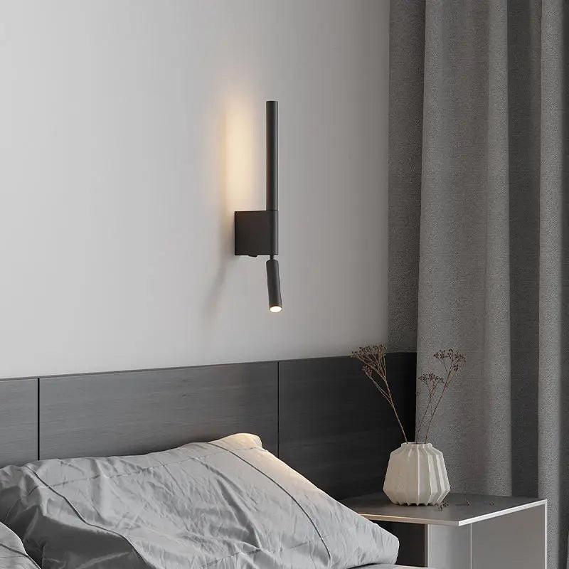 Lampe murale noire allumée avec éclairage doux en ambiance nocturne