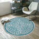 Un tapis rond de style bohème avec un motif floral délicat sur un plancher de bois clair, placé près d'un fauteuil moelleux dans un salon chaleureux.