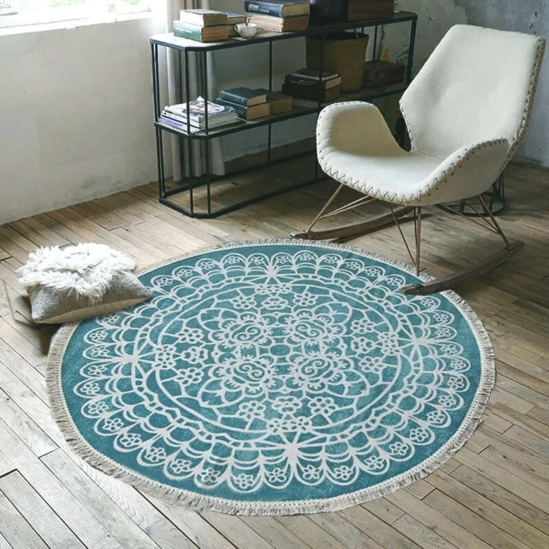 Un tapis rond de style bohème avec un motif floral délicat sur un plancher de bois clair, placé près d'un fauteuil moelleux dans un salon chaleureux.