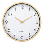 Horloge murale bois blanc sur fond de bois clair