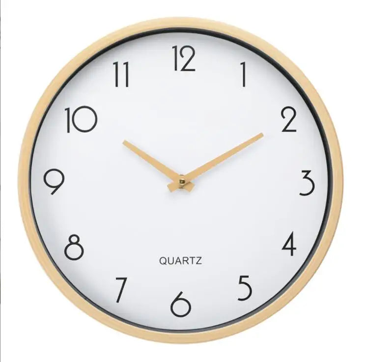 Horloge murale bois blanc sur fond de bois clair