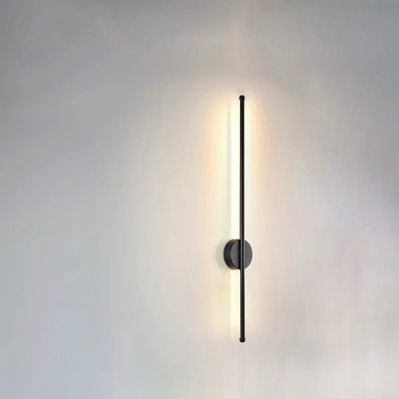 Applique murale LED éclairant un mur TV dans un salon contemporain