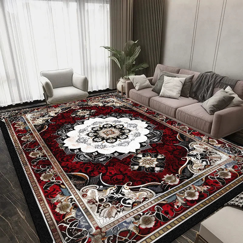 Tapis persan vintage au motif floral coloré et complexe, décorant un salon moderne avec des meubles gris et beiges.