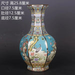 Vase décoratif en porcelaine avec des motifs floraux et des grues sur un fond turquoise.