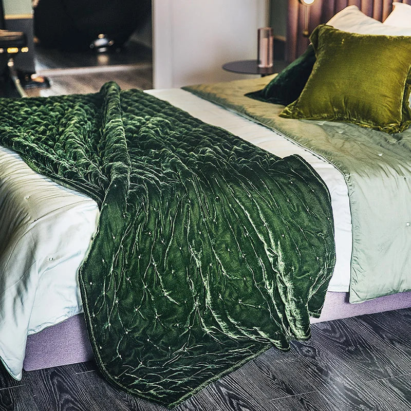 Détail de la texture du velours et de la broderie à pois du jeté de canapé