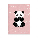 Une mignonne panda noire et blanche sur un motif à pois roses et blancs.